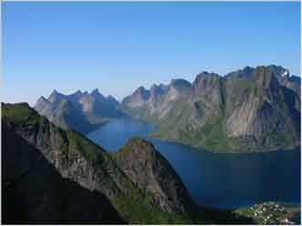 Kjerkfjorden fm Helvetestinden * Lofoten Islands * 3680 x 2760 * (3.1MB)
